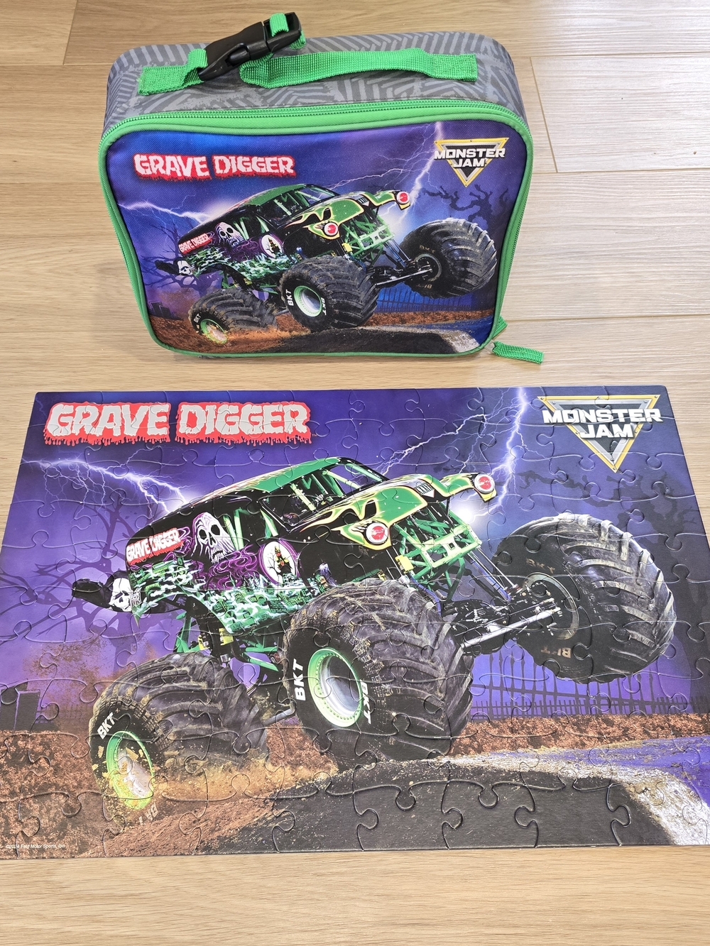 Monster Jam Grave Digger 100-Piece Puzzle & Insulated Lunch Bag Set Complete